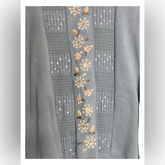Alfred Dunner Womens Crew Size Small Beautiful Flower Detail on Blue Knit - Picture 3 of 7